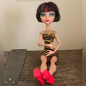 MATTEL MONSTER HIGH CLEO DE NILE DOLL